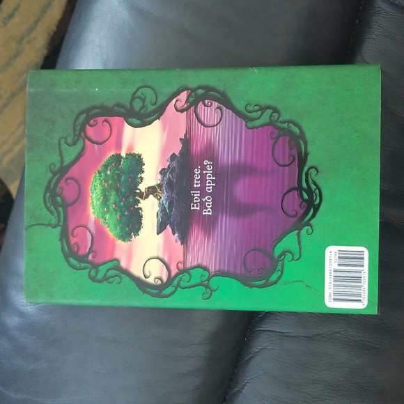 The Isle of the Lost - Disney's Descendants Book by Melissa De La Cruz - Picture 2 of 3